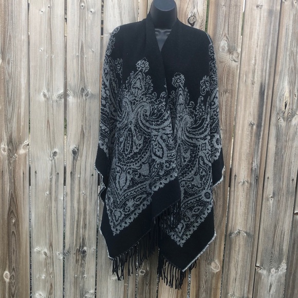 Ricki’s - Damask Blanket Poncho - Picture 1 of 2